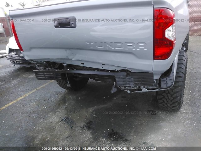 5TFHY5F19JX698285 - 2018 TOYOTA TUNDRA CREWMAX LIMITED GRAY photo 6