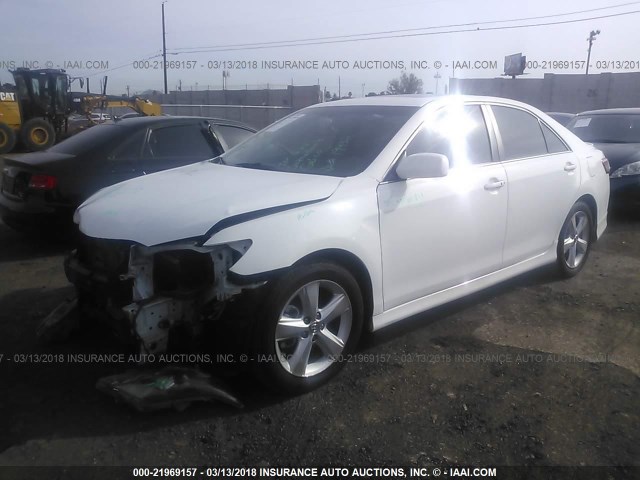 4T1BF3EK3BU765021 - 2011 TOYOTA CAMRY SE/LE/XLE Белый фото 2