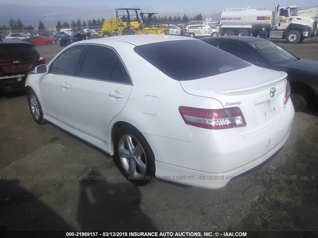 4T1BF3EK3BU765021 - 2011 TOYOTA CAMRY SE/LE/XLE WHITE photo 3