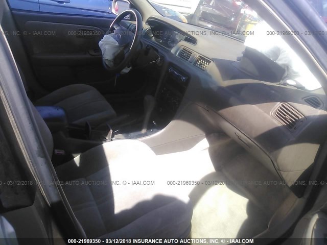 JT2BF22KXW0104045 - 1998 TOYOTA CAMRY CE/LE/XLE 棕色 照片 5