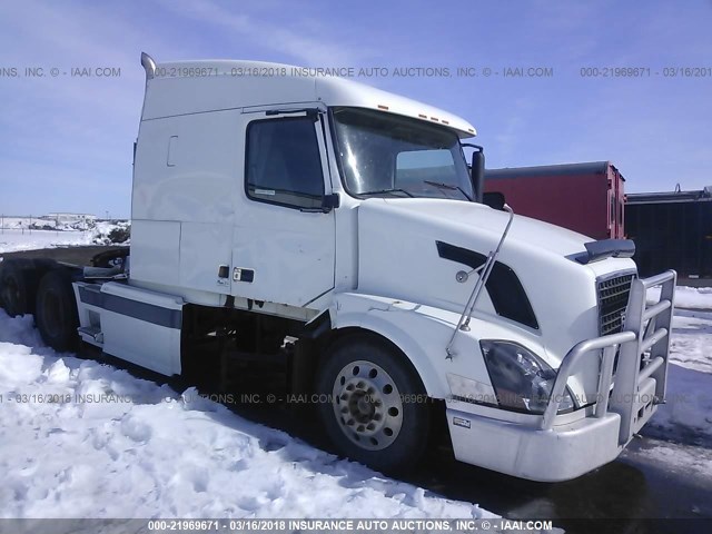 4V4NC9GH45N353918 - 2005 VOLVO VN L WHITE photo 1