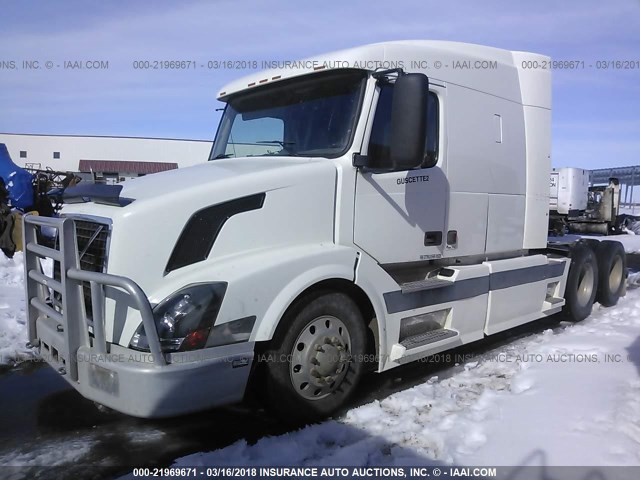 4V4NC9GH45N353918 - 2005 VOLVO VN L WHITE photo 2