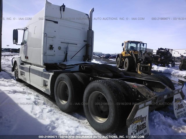 4V4NC9GH45N353918 - 2005 VOLVO VN L WHITE photo 3