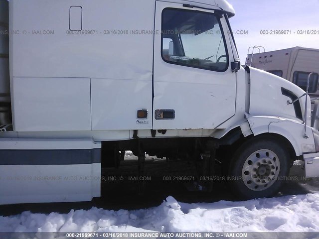 4V4NC9GH45N353918 - 2005 VOLVO VN L WHITE photo 7