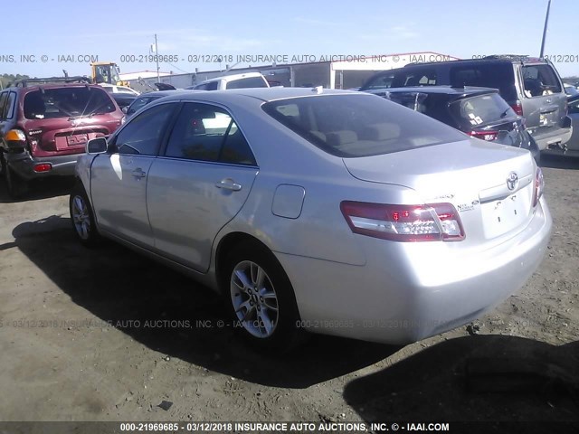 4T4BF3EK6BR217147 - 2011 TOYOTA CAMRY SE/LE/XLE SILVER photo 3