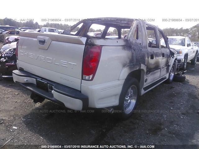 3GNEC12Z25G205568 - 2005 CHEVROLET AVALANCHE C1500 WHITE photo 4