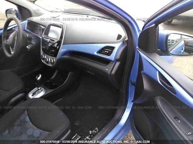 KL8CD6SA1HC838566 - 2017 CHEVROLET SPARK 1LT Синий фото 5