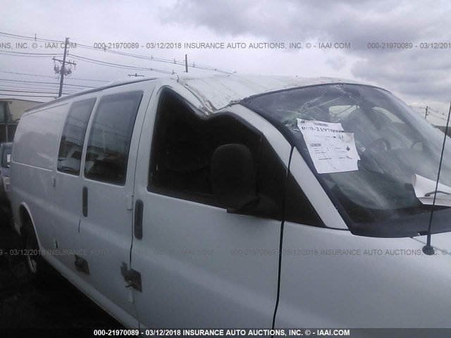 1GCHG39F321214422 - 2002 CHEVROLET EXPRESS G3500  WHITE photo 6