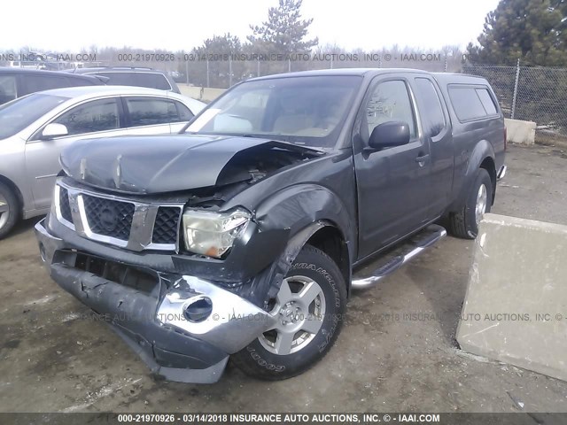 1N6AD06W85C459722 - 2005 NISSAN FRONTIER KING CAB LE/SE/OFF ROAD GRAY photo 2