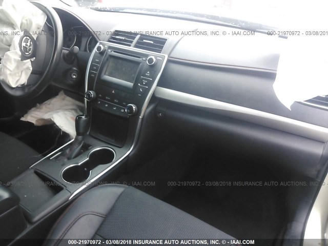 4T1BF1FK0GU522437 - 2016 TOYOTA CAMRY LE/XLE/SE/XSE ოქროსფერი ფოტო 5