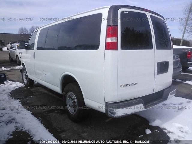 1GAWGFFG6H1333346 - 2017 CHEVROLET EXPRESS G2500 LT WHITE photo 3