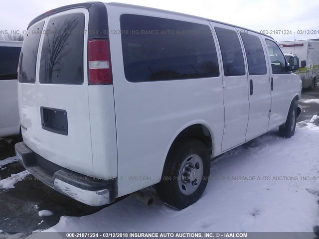 1GAWGFFG6H1333346 - 2017 CHEVROLET EXPRESS G2500 LT WHITE photo 4