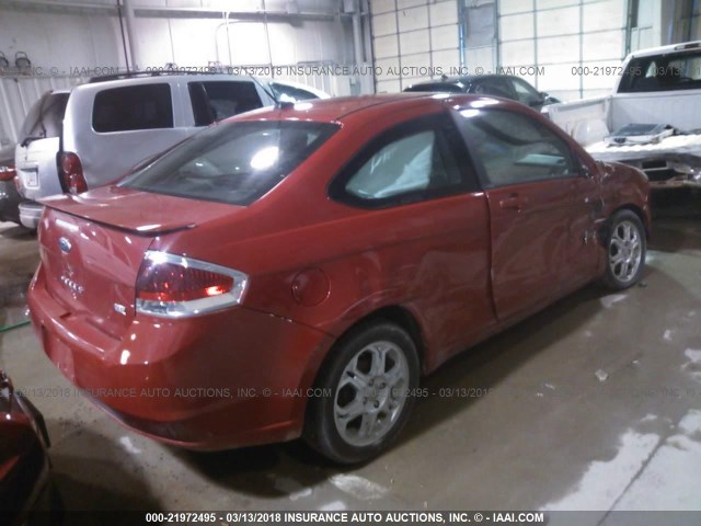 1FAHP33N28W100610 - 2008 FORD FOCUS SE/SEL/SES RED photo 4