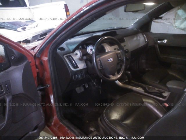 1FAHP33N28W100610 - 2008 FORD FOCUS SE/SEL/SES RED photo 5