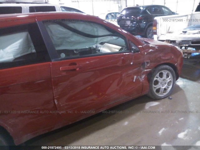 1FAHP33N28W100610 - 2008 FORD FOCUS SE/SEL/SES RED photo 6