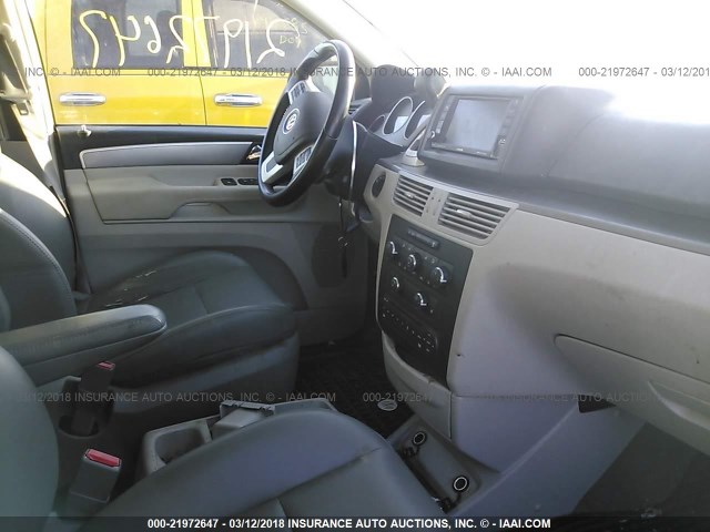 2V4RW3DG6BR622311 - 2011 VOLKSWAGEN ROUTAN SE SILVER photo 5