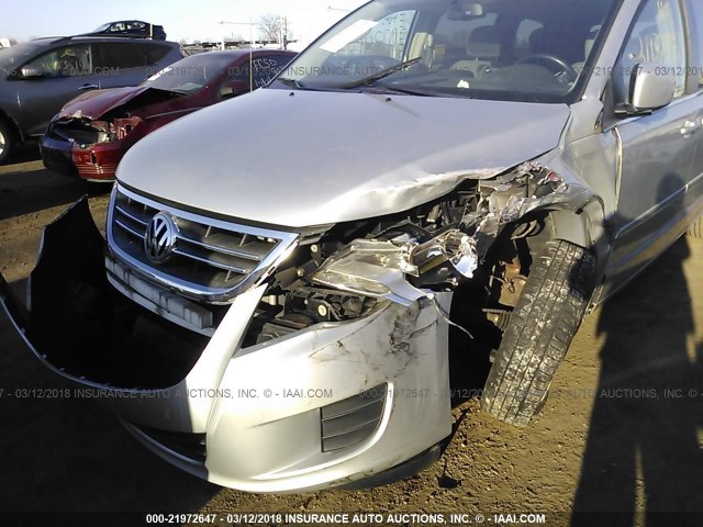 2V4RW3DG6BR622311 - 2011 VOLKSWAGEN ROUTAN SE SILVER photo 6