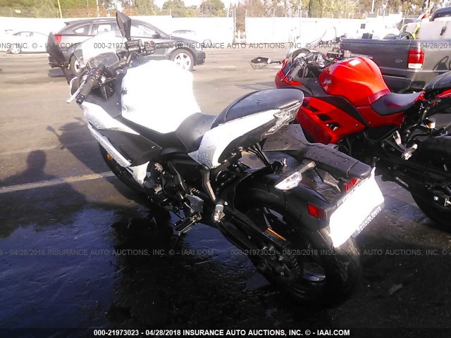 JKAEXEJ17HDA01105 - 2017 KAWASAKI EX650 J თეთრი ფოტო 3