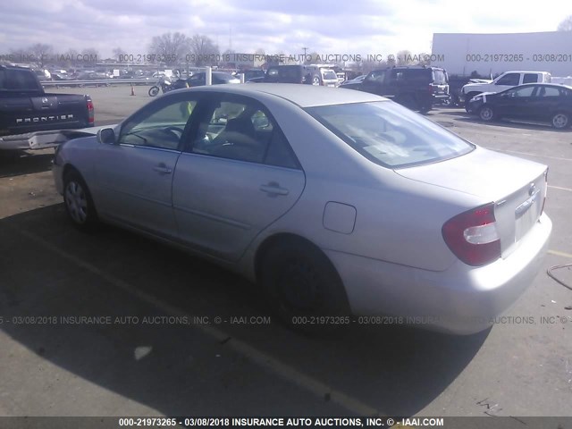 4T1BE32K42U048666 - 2002 TOYOTA CAMRY LE/XLE/SE ვერცხლისფერი ფოტო 3