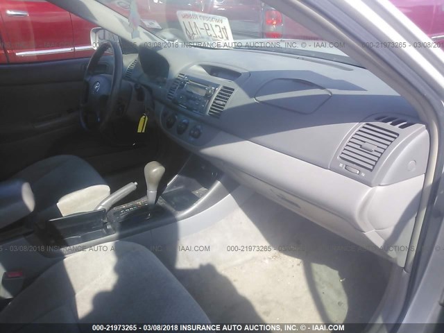 4T1BE32K42U048666 - 2002 TOYOTA CAMRY LE/XLE/SE ვერცხლისფერი ფოტო 5
