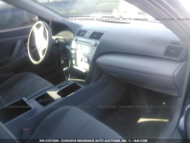 4T1BE46K19U302909 - 2009 TOYOTA CAMRY SE/LE/XLE GRAY photo 5