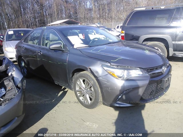 4T1BF1FK4GU147507 - 2016 TOYOTA CAMRY LE/XLE/SE/XSE ნაცრისფერი ფოტო 1