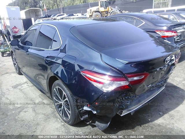 4T1B11HK9JU553124 - 2018 TOYOTA CAMRY L/LE/XLE/SE/XSE BLUE photo 3