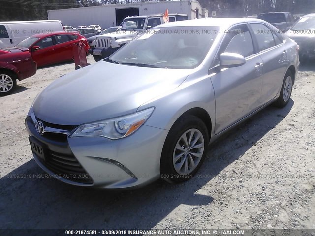 4T1BF1FK7FU109512 - 2015 TOYOTA CAMRY LE/XLE/SE/XSE SILVER photo 2