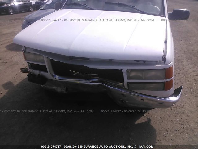 1GTEC14M1WZ528425 - 1998 GMC SIERRA C1500 WHITE photo 6