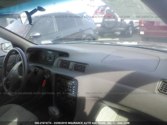 4T1BF22K91U123061 - 2001 TOYOTA CAMRY LE/XLE Braun Foto 5