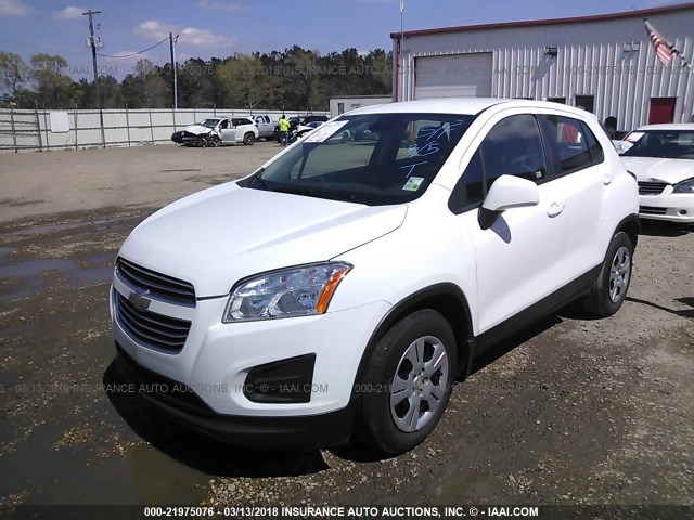 KL7CJKSB3FB098911 - 2015 CHEVROLET TRAX LS WHITE photo 2