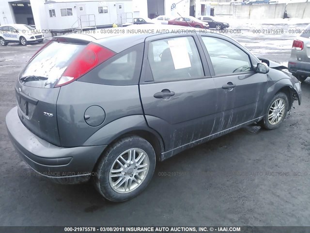 3FAFP37N65R115210 - 2005 FORD FOCUS ZX5 GRAY photo 4