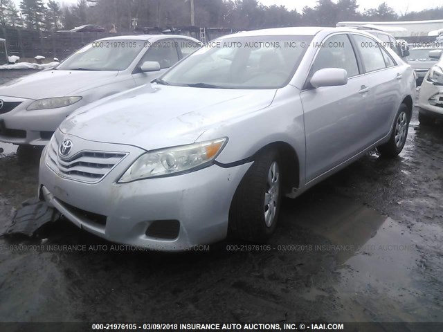 4T1BF3EK5BU677961 - 2011 TOYOTA CAMRY SE/LE/XLE SILVER photo 2