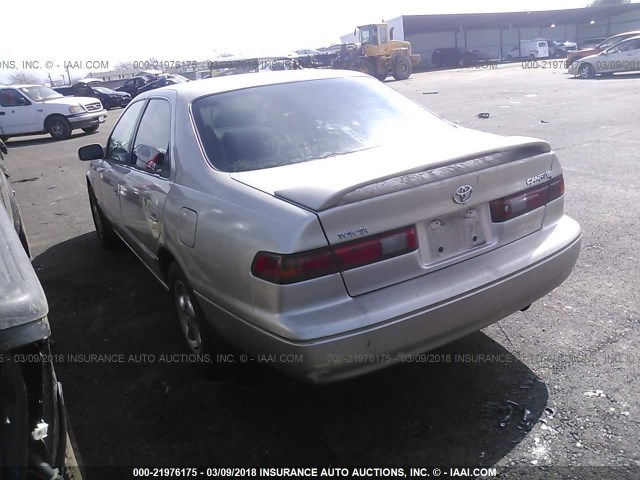 4T1BG22KXWU368892 - 1998 TOYOTA CAMRY CE/LE/XLE GOLD photo 3