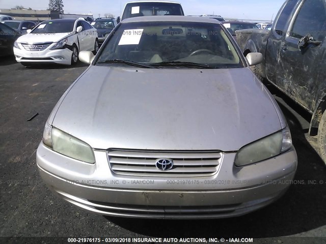 4T1BG22KXWU368892 - 1998 TOYOTA CAMRY CE/LE/XLE 金色 照片 6