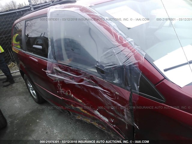 1D8HN44E09B506352 - 2009 DODGE GRAND CARAVAN SE RED photo 6