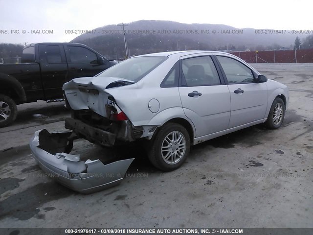 1FAHP34N37W171716 - 2007 FORD FOCUS ZX4/S/SE/SES SILVER photo 4