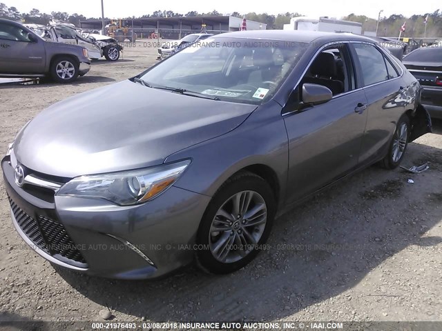4T1BF1FK1GU504142 - 2016 TOYOTA CAMRY LE/XLE/SE/XSE GRAY photo 2