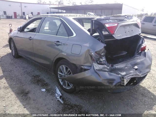 4T1BF1FK1GU504142 - 2016 TOYOTA CAMRY LE/XLE/SE/XSE GRAY photo 3