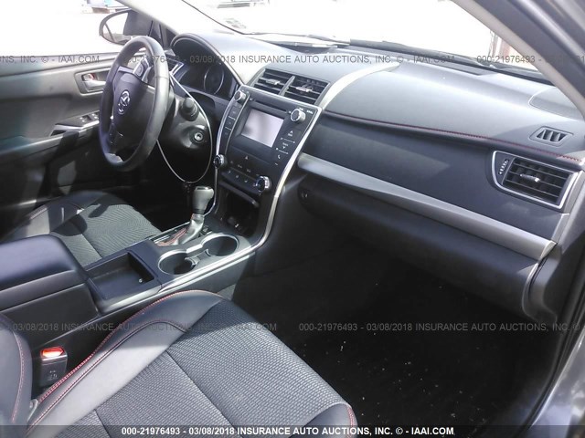 4T1BF1FK1GU504142 - 2016 TOYOTA CAMRY LE/XLE/SE/XSE GRAY photo 5