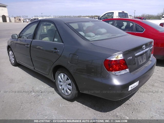 4T1BE32K55U960842 - 2005 TOYOTA CAMRY LE/XLE/SE GRAY photo 3