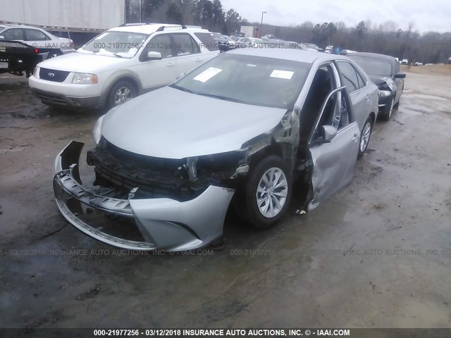 4T4BF1FK0GR561972 - 2016 TOYOTA CAMRY LE/XLE/SE/XSE GRAY photo 2