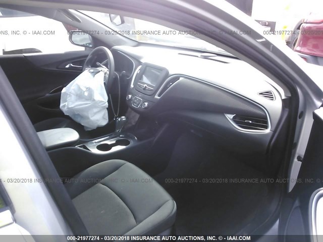 1G1ZB5ST8HF148467 - 2017 CHEVROLET MALIBU LS ვერცხლისფერი ფოტო 5