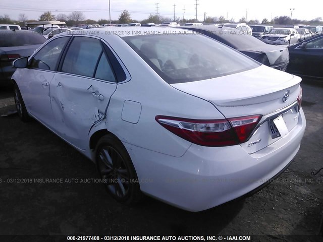 4T1BF1FK3FU986000 - 2015 TOYOTA CAMRY LE/XLE/SE/XSE WHITE photo 3