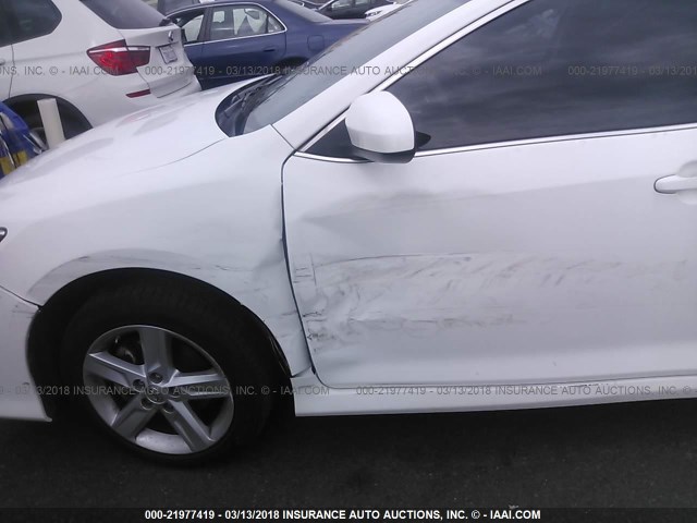 4T1BF1FK0DU713013 - 2013 TOYOTA CAMRY L/SE/LE/XLE 白色 照片 6