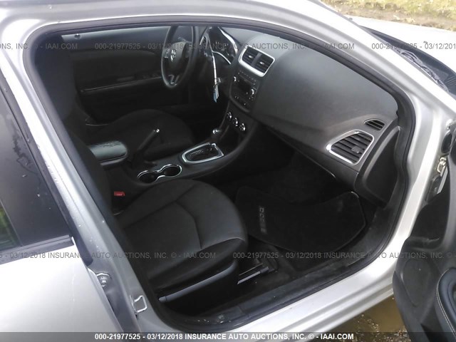 1B3BD4FB2BN586754 - 2011 DODGE AVENGER EXPRESS 银色 照片 5