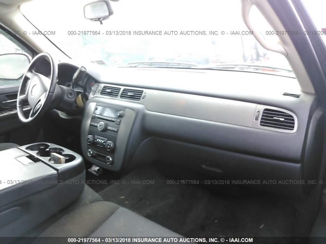 3GNVKEE05AG301017 - 2010 CHEVROLET AVALANCHE LS GRAY photo 5