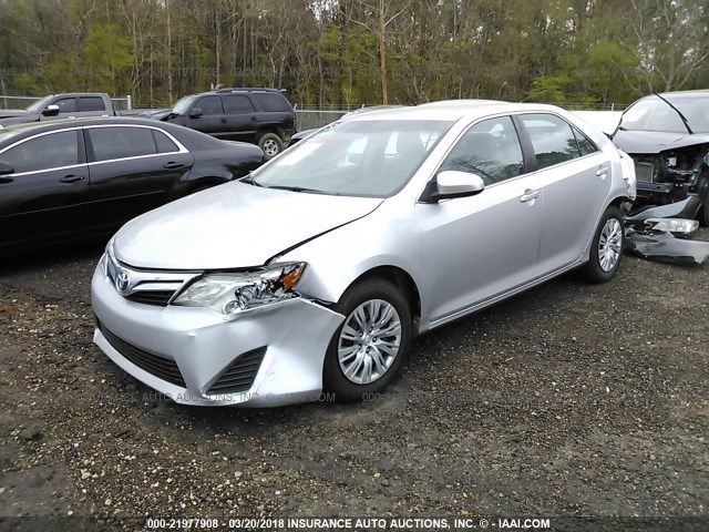 4T1BF1FK4EU308063 - 2014 TOYOTA CAMRY L/SE/LE/XLE SILVER photo 2