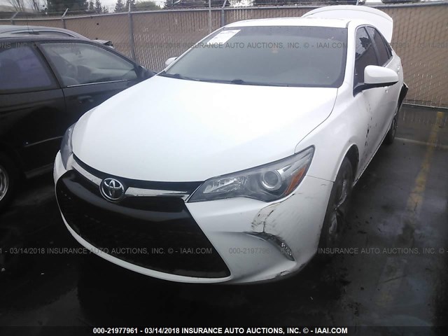 4T1BF1FK0HU366319 - 2017 TOYOTA CAMRY LE/XLE/SE/XSE WHITE photo 2