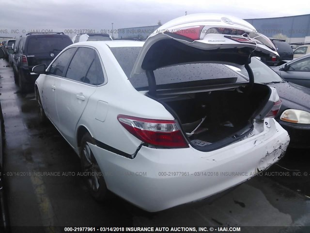4T1BF1FK0HU366319 - 2017 TOYOTA CAMRY LE/XLE/SE/XSE WHITE photo 3